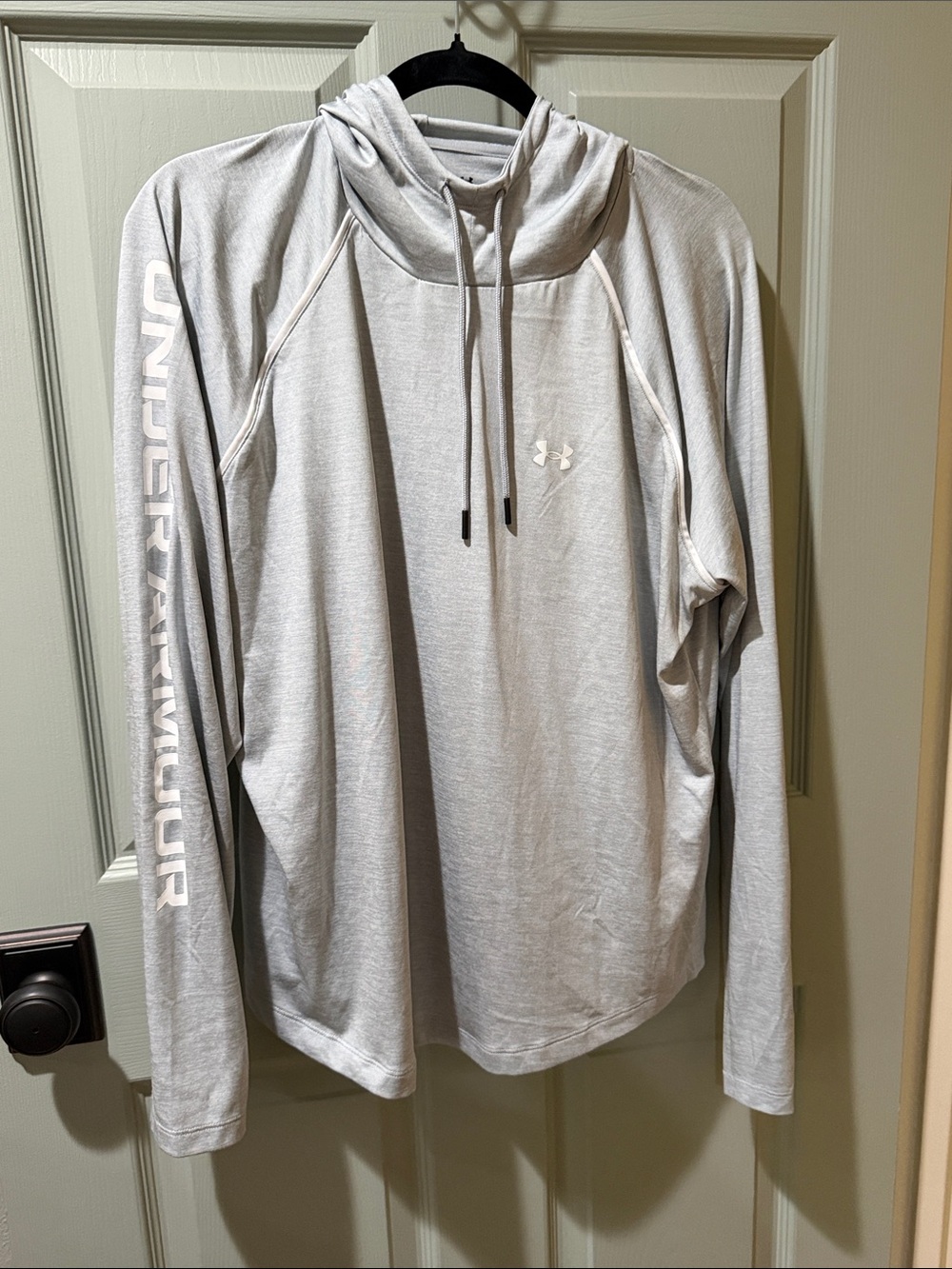 Under Armour Men’s Light Heather Gray Hooded Long-Sleeve Top